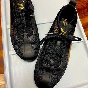 Puma lightweight athletic shoes 5.5